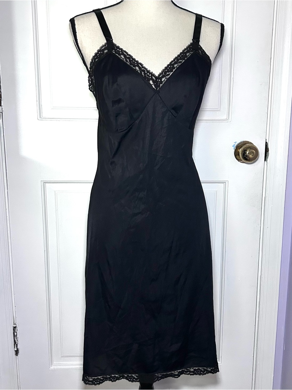 Vintage Wonder Maid Black Lace Full Slip Size 38 Made in USA. Non Cling.